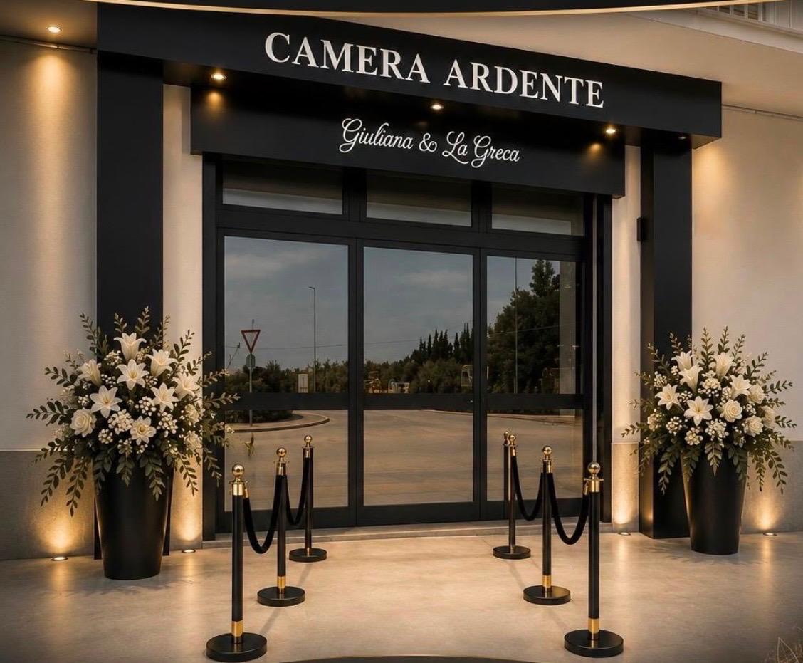 Ingresso della Camera Ardente Giuliana & La Greca, allestita con composizioni floreali di gigli bianchi